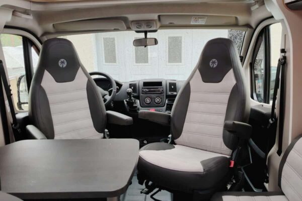 Intérieur moderne de camping-car avec sièges bicolores