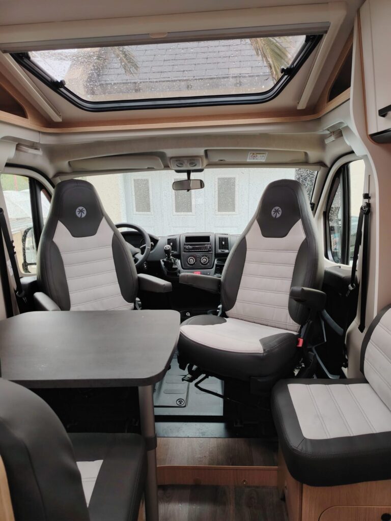 Intérieur moderne de camping-car avec sièges bicolores