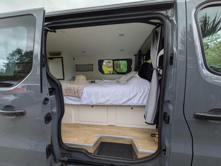 Intérieur de fourgon aménagé en camping-car moderne