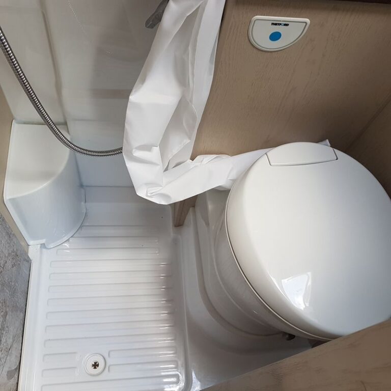 Toilette compacte dans petite salle de bain moderne