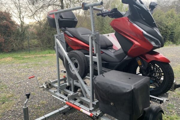 Scooter rosso avanzato montato su un rimorchio