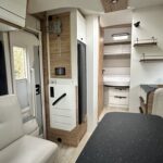 Intérieur moderne et compact de camping-car