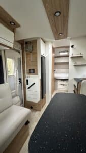 Intérieur moderne et compact de camping-car