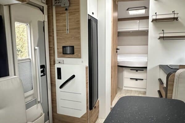 Moderne und kompakte Innenausstattung von Wohnmobil