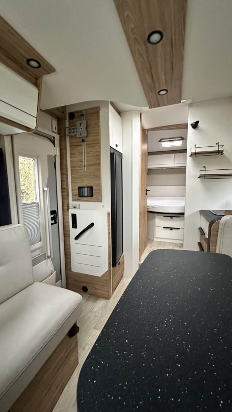 Intérieur moderne et compact de camping-car