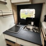 Cuisine moderne dans caravane avec vue extérieure