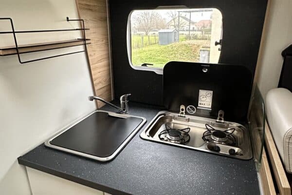 Moderne Küche im Wohnwagen mit Außenansicht