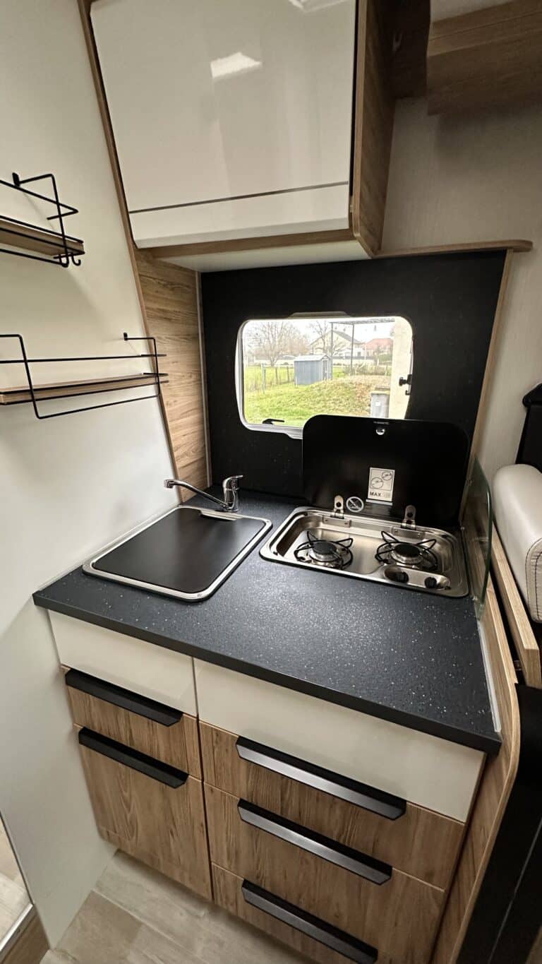 Cuisine moderne dans caravane avec vue extérieure