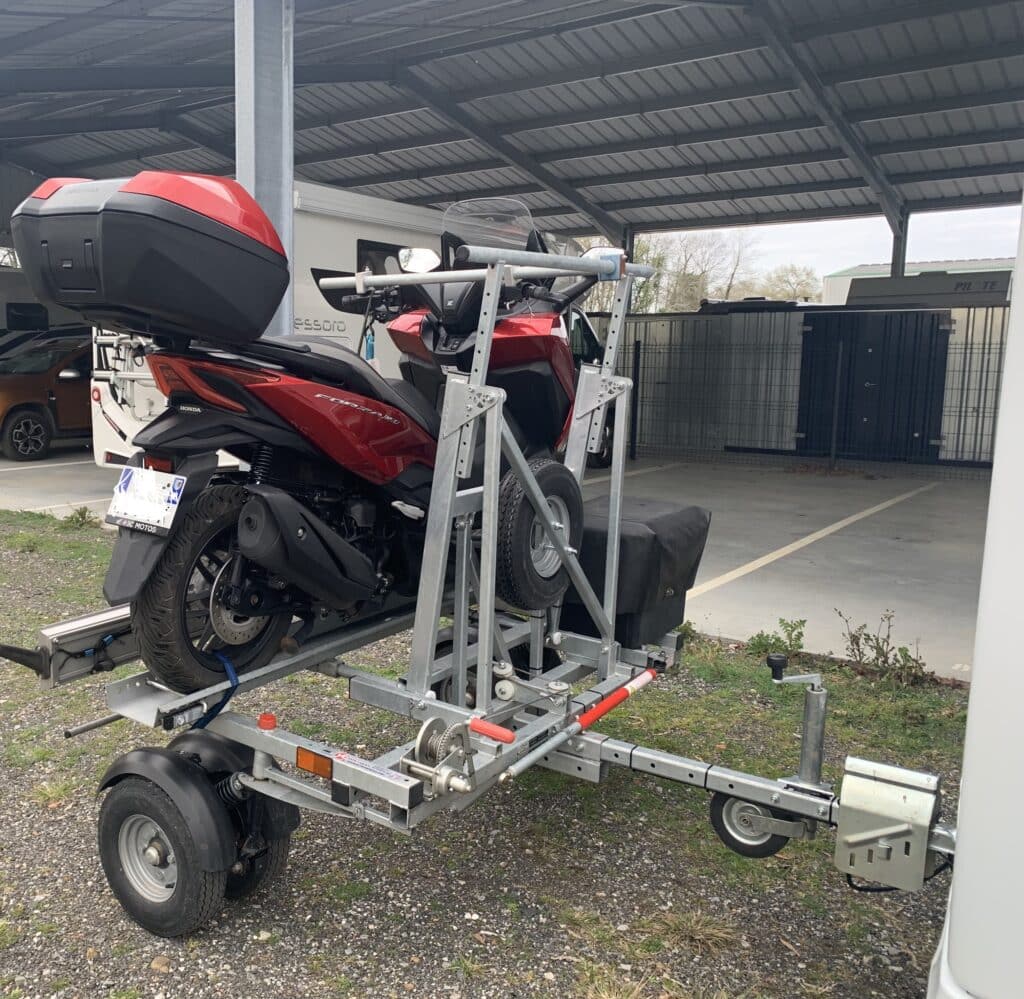 Moto rouge sur remorque métallique