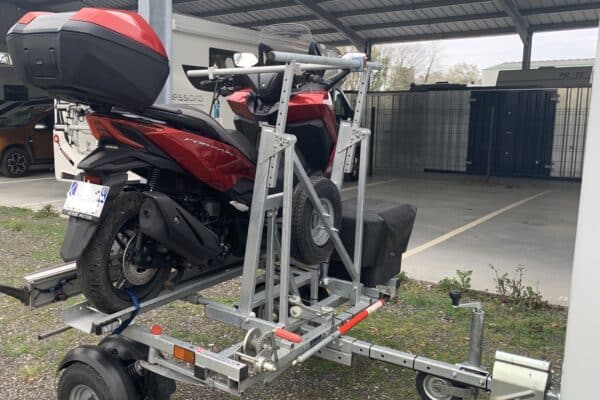 Moto rossa su rimorchio di metallo