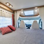 Intérieur moderne de camping-car avec lit et sièges