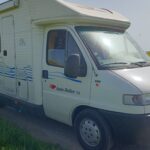 Camping-car blanc Auto-Roller dans champ verdoyant
