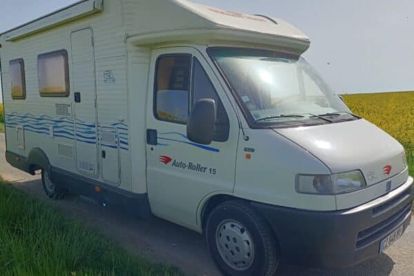 Wohnmobil weiß Auto-Roller in grünem Feld