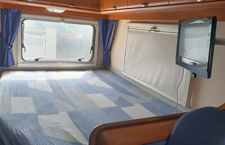 Intérieur lumineux de caravane avec fenêtres et rideaux