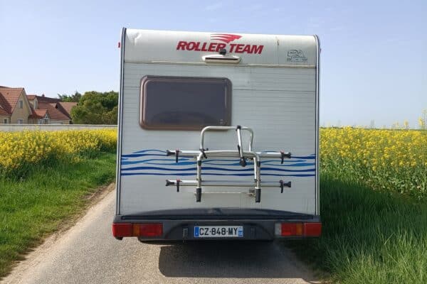 Wohnmobil geparkt in der Nähe eines Feldes mit gelben Blumen