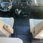 Intérieur propre de camionnette avec volant à gauche