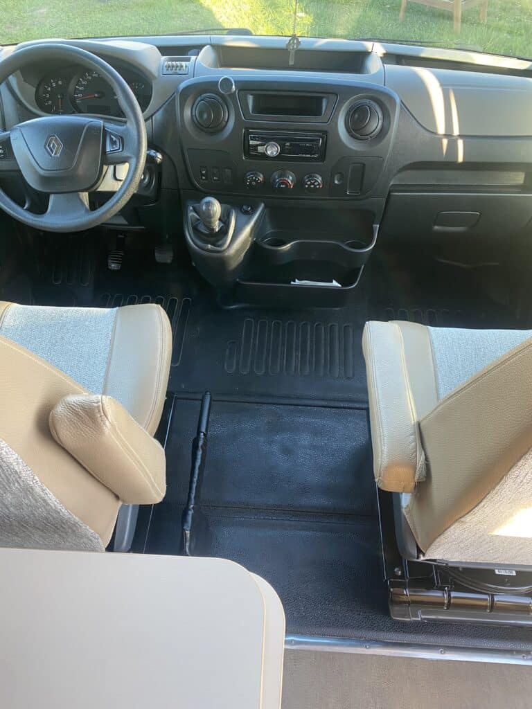 Intérieur propre de camionnette avec volant à gauche