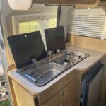 Intérieur de camping-car avec évier et cuisinière