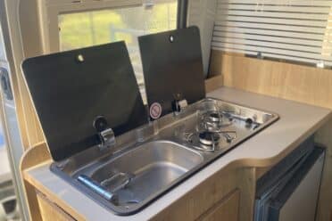 Intérieur de camping-car avec évier et cuisinière