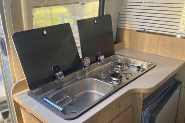 Intérieur de camping-car avec évier et cuisinière