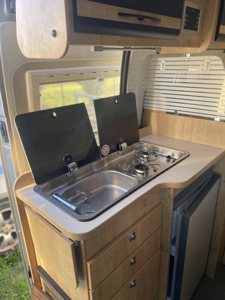 Intérieur de camping-car avec évier et cuisinière