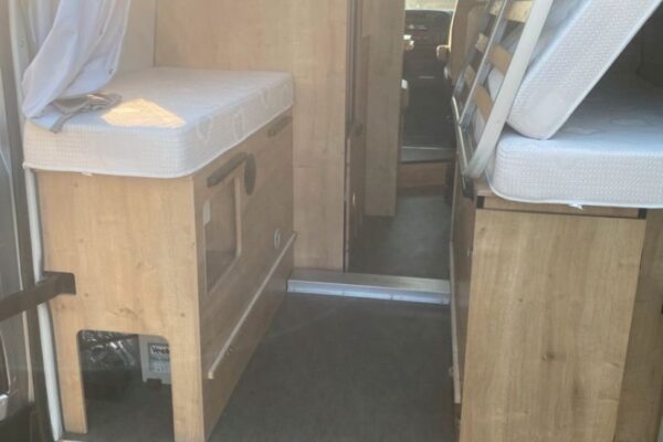 Moderne Inneneinrichtung eines Wohnmobil mit Holzmöbeln