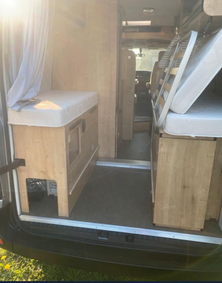 Intérieur moderne d'un camping-car avec meubles en bois