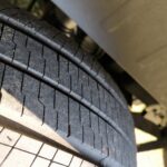 Gros plan d'un pneu de voiture usé