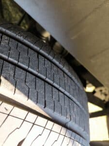 Gros plan d'un pneu de voiture usé