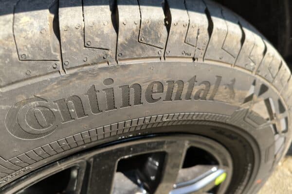Primo piano di un pneumatico Continental usurato