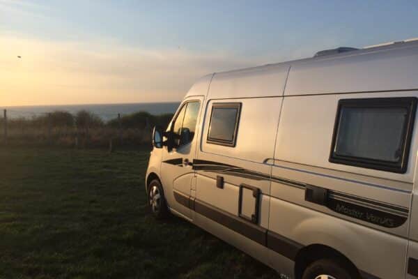 Wohnmobil am Meer bei Sonnenuntergang