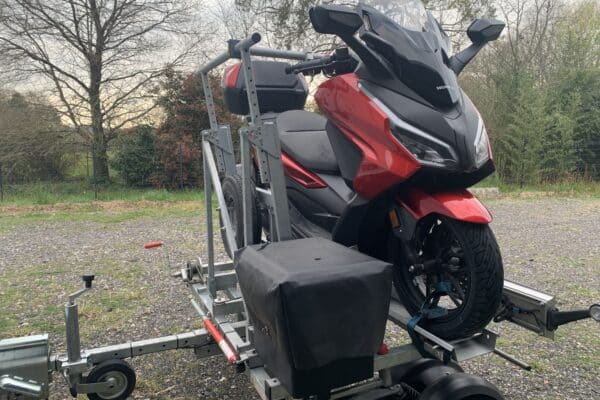 Scooter Honda rosso su rimorchio esterno