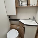 Intérieur moderne de salle de bain compacte avec toilettes