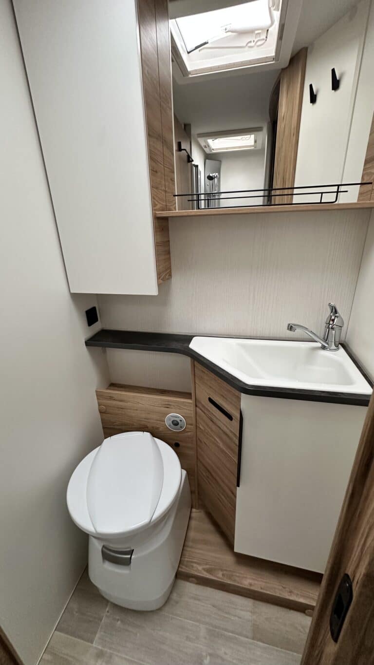 Intérieur moderne de salle de bain compacte avec toilettes