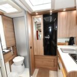 Intérieur moderne de caravane avec cuisine et salle de bain