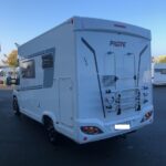 Camping-car Pilote blanc vu de l'arrière