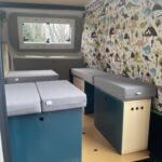 Intérieur modulaire de fourgon aménagé avec rideaux colorés