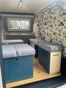 Intérieur modulaire de fourgon aménagé avec rideaux colorés