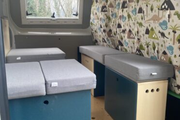 Intérieur modulaire de fourgon aménagé avec rideaux colorés