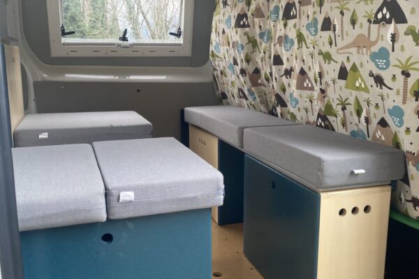 Modularer Innenraum von Kastenwagen mit farbigen Vorhängen