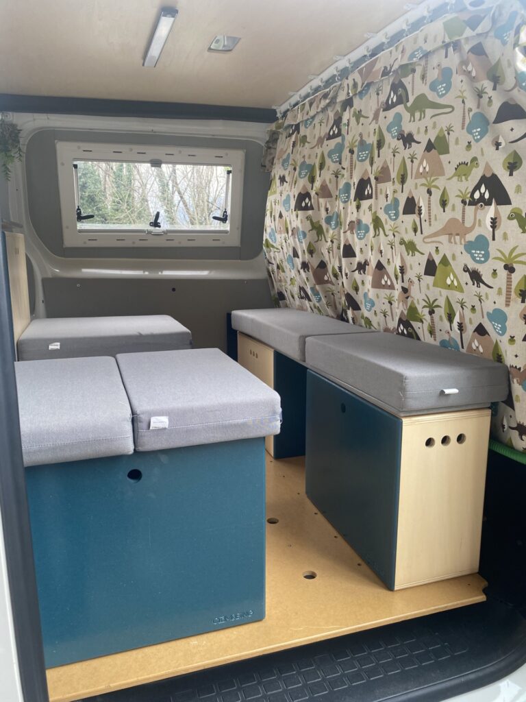 Intérieur modulaire de fourgon aménagé avec rideaux colorés
