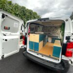 Fourgonnette aménagée pour le camping, portes ouvertes