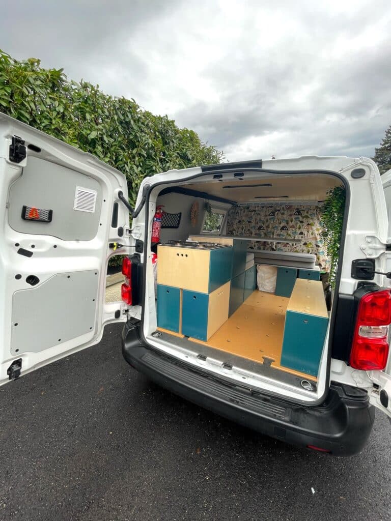 Fourgonnette aménagée pour le camping, portes ouvertes