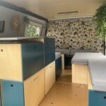 Intérieur moderne et coloré de van aménagé