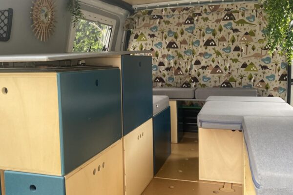 Moderne, farbenfrohe Inneneinrichtung von Campervan
