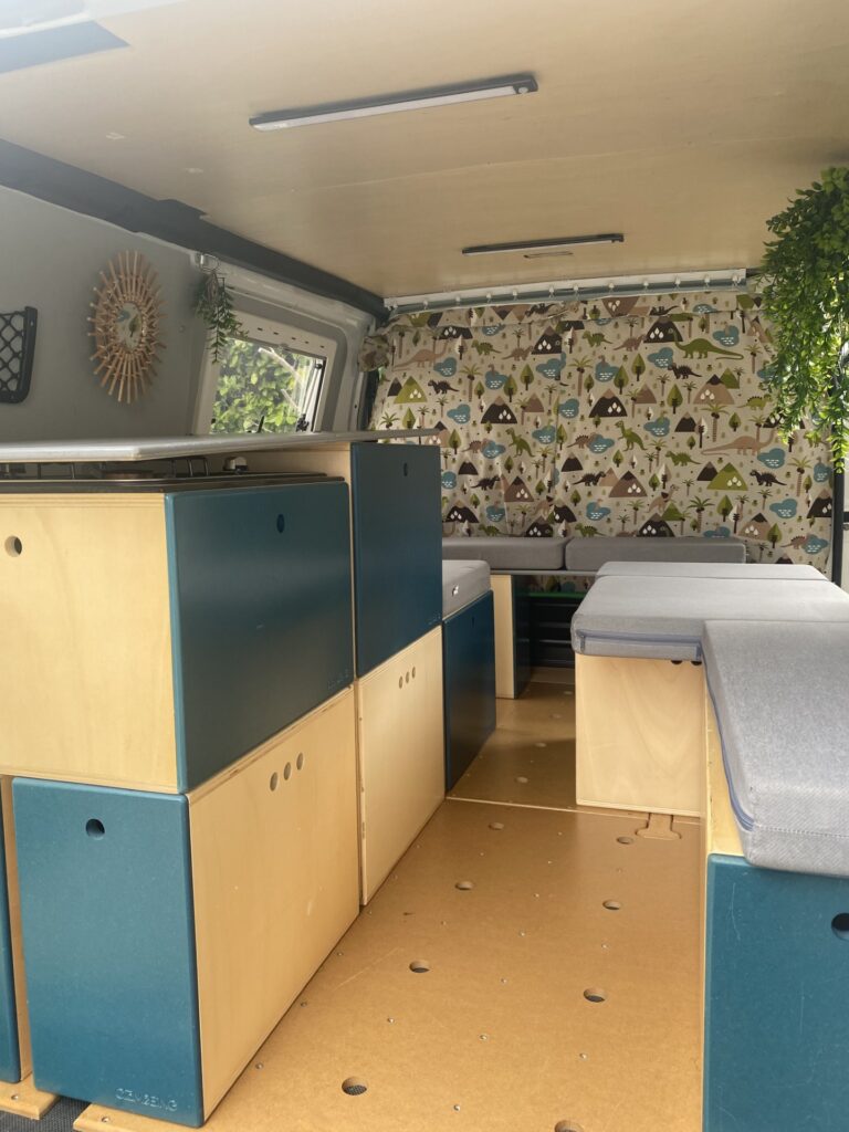 Intérieur moderne et coloré de van aménagé