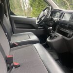 Intérieur propre de véhicule avec volant visible