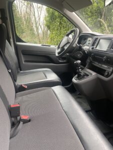 Intérieur propre de véhicule avec volant visible