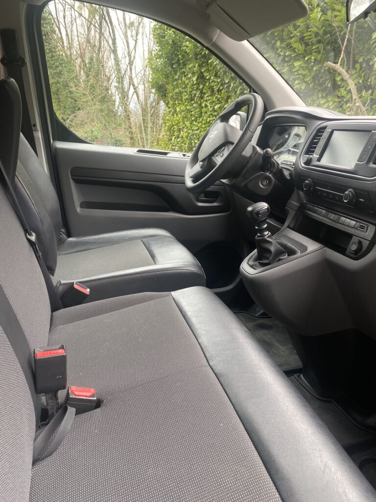 Intérieur propre de véhicule avec volant visible
