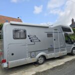 Camping-car garé devant une maison